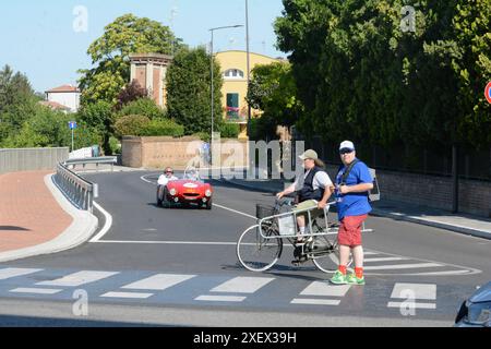 FERRARA, ITALIA - 15 giugno -2024: Una classica corsa per le strade di Ferrara durante la mille miglia 2024. Foto Stock