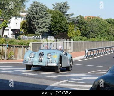 FERRARA, ITALIA - 15 giugno -2024: Una classica corsa per le strade di Ferrara durante la mille miglia 2024. Foto Stock