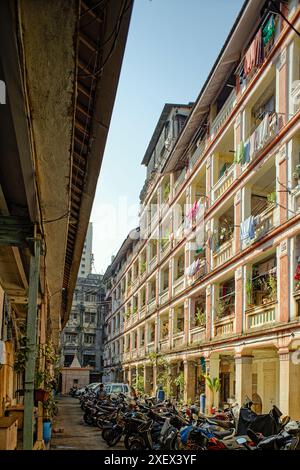 11 04 2018 VECCHIA casa d'epoca cultura Chawl a quattro piani Swami Samarth Nagar Mugbhat Lane Thakurdwar ora demolita Mumbai Maharashtra INDIA Asia. Foto Stock