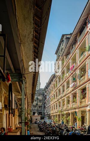 11 04 2018 VECCHIA casa d'epoca cultura Chawl a quattro piani Swami Samarth Nagar Mugbhat Lane Thakurdwar ora demolita Mumbai Maharashtra INDIA Asia. Foto Stock