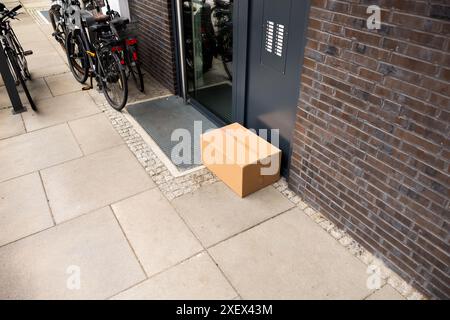 Sorvegliare le riprese di sorveglianza del pacco consegnato alla casa residenziale con telecamere a circuito chiuso per garantire la consegna sicura. Foto Stock