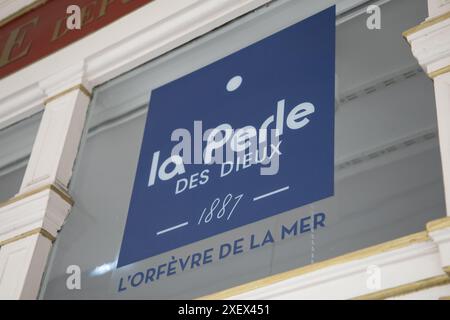 Bordeaux , Francia - 06 11 2024 : logo del marchio la perle des dieux e cartello di testo all'ingresso catena francese di negozi di conserve bretone, sardine di pesce Foto Stock