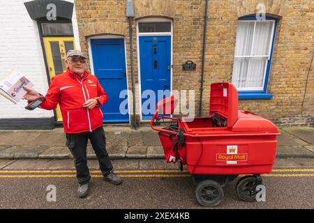 Inghilterra, Kent, Sandwich, Royal mail Postman che consegna la posta Foto Stock