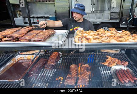 Toronto, Canada. 29 giugno 2024. Uno chef prepara le costolette durante il Toronto Ribfest a Toronto, Canada, il 29 giugno 2024. L'evento si svolge qui dal 28 giugno al 1° luglio. Crediti: Zou Zheng/Xinhua/Alamy Live News Foto Stock