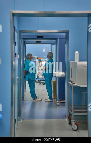 gli infermieri stanno parlando in sala operatoria Foto Stock