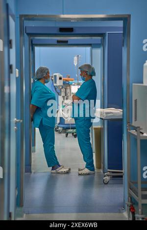 gli infermieri stanno parlando in sala operatoria Foto Stock