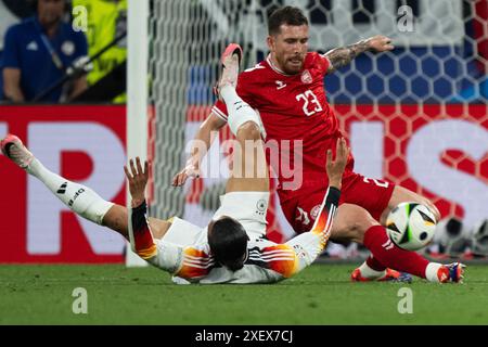 Dortmund, Germania. 29 giugno 2024. Pierre-Emile Hojbjerg (R) della Danimarca affronta Leroy sane della Germania durante la partita UEFA Euro 2024 del 16 tra Germania e Danimarca a Dortmund, Germania, 29 giugno 2024. Crediti: Xiao Yijiu/Xinhua/Alamy Live News Foto Stock