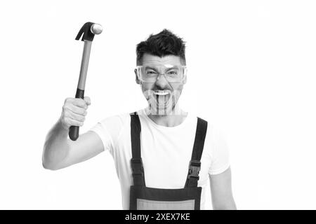 caposquadra arrabbiato tenere martello isolato su sfondo bianco. occupazione caposquadra Foto Stock