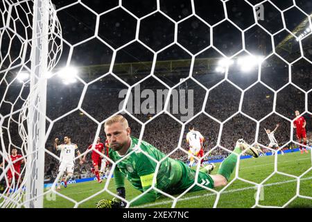 Dortmund, Germania. 29 giugno 2024. Il portiere Kasper Schmeichel (davanti) della Danimarca non riesce a salvare il rigore di Kai Havertz della Germania durante il turno di UEFA Euro 2024 tra Germania e Danimarca a Dortmund, Germania, 29 giugno 2024. Crediti: Xiao Yijiu/Xinhua/Alamy Live News Foto Stock