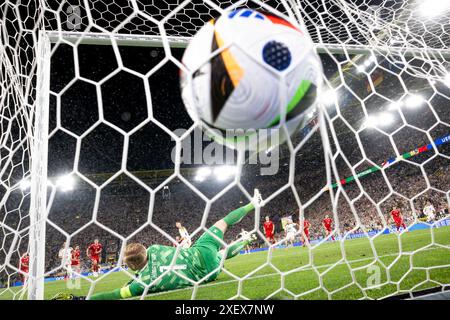 Dortmund, Germania. 29 giugno 2024. Il portiere Kasper Schmeichel (davanti) della Danimarca non riesce a salvare il rigore di Kai Havertz della Germania durante il turno di UEFA Euro 2024 tra Germania e Danimarca a Dortmund, Germania, 29 giugno 2024. Crediti: Xiao Yijiu/Xinhua/Alamy Live News Foto Stock