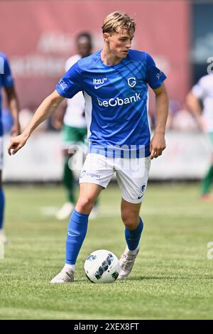 Genk, Belgio. 29 giugno 2024. Matte Smets di Genk in azione durante una partita amichevole di calcio tra il club amatoriale Hades Hasselt e la squadra di prima divisione KRC Genk, sabato 29 giugno 2024 a Hasselt, in preparazione della prossima stagione 2024-2025 della Jupiler Pro League. BELGA FOTO JOHAN EYCKENS credito: Belga News Agency/Alamy Live News Foto Stock