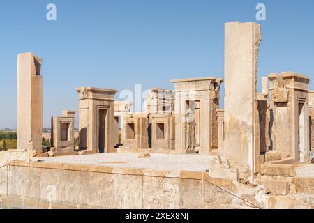 Il Palazzo Tachara sullo sfondo blu del cielo a Persepoli, Iran. La più intatta di tutte le rovine della capitale cerimoniale dell'Impero achemenide. Foto Stock