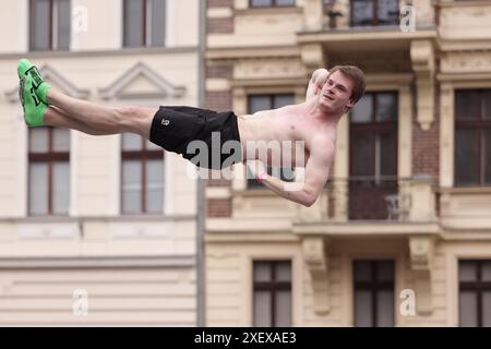 Lubiana, Slovenia. 29 giugno 2024. Un trampolinista si esibisce durante un evento trampolino sul fiume Lubiana a Lubiana, Slovenia, il 29 giugno 2024. Crediti: Zeljko Stevanic/Xinhua/Alamy Live News Foto Stock