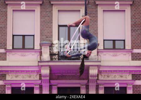 Lubiana, Slovenia. 29 giugno 2024. Un trampolinista si esibisce durante un evento trampolino sul fiume Lubiana a Lubiana, Slovenia, il 29 giugno 2024. Crediti: Zeljko Stevanic/Xinhua/Alamy Live News Foto Stock