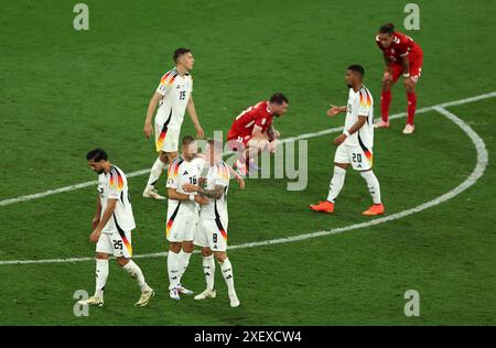 DORTMUND, GERMANIA - GIUGNO 29: Waldemar Anton di Germania Toni Kroos di Germania Benjamin Henrichs di Germania Nico Schlotterbeck di Germania Emre CAN di Germania , il danese Pierre Emile Hojbjerg festeggia la vittoria della squadra durante il round di UEFA EURO 2024 del 16 contro la Germania e la Danimarca allo stadio di calcio Dortmund il 29 giugno 2024 a Dortmund, Germania.© diebilderwelt / Alamy Stock Foto Stock