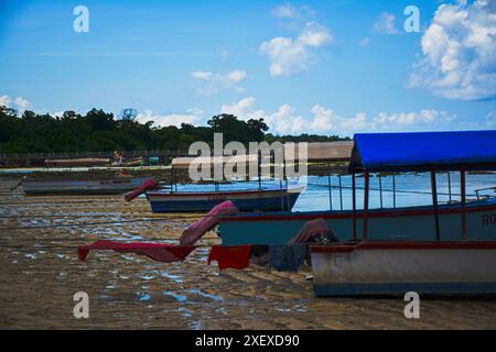 L'immagine raffigura l'eccezionale vista delle barche contro il Golfo del Bengala nelle Isole Andamane, in India. Le barche sono esposte contro il cielo blu. Foto Stock