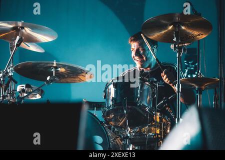 ITALIA, COLLEGNO, 29 GIUGNO: Jon Beavis, batterista della band britannica IDELES, che si esibisce dal vivo sul palco dell'edizione 2024 del Flowers Festival Foto Stock