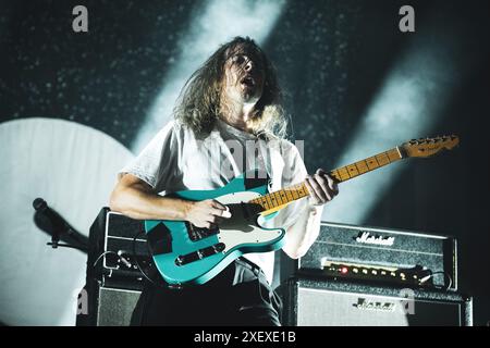 ITALIA, COLLEGNO, 29 GIUGNO: Lee Kiernan, chitarrista della band britannica IDELES, si esibisce dal vivo sul palco dell'edizione 2024 del Flowers Festival Foto Stock