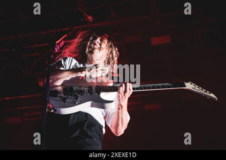 ITALIA, COLLEGNO, 29 GIUGNO: Lee Kiernan, chitarrista della band britannica IDELES, si esibisce dal vivo sul palco dell'edizione 2024 del Flowers Festival Foto Stock