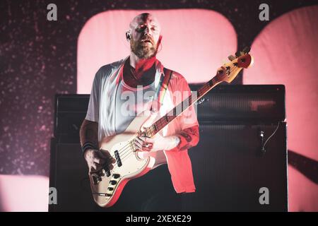 ITALIA, COLLEGNO, 29 GIUGNO: Adam Devonshire, bassista della band britannica IDELES, che si esibisce dal vivo sul palco dell'edizione 2024 del Flowers Festival Foto Stock