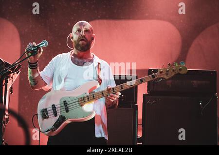 ITALIA, COLLEGNO, 29 GIUGNO: Adam Devonshire, bassista della band britannica IDELES, che si esibisce dal vivo sul palco dell'edizione 2024 del Flowers Festival Foto Stock