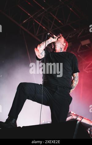 ITALIA, COLLEGNO, 29 GIUGNO: Joe Talbot, cantante della band britannica IDELES, si esibisce dal vivo sul palco del Flowers Festival edizione 2024 Foto Stock