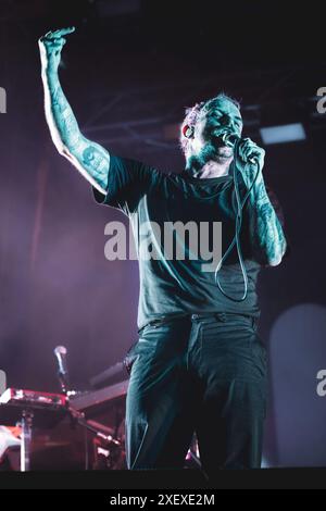 ITALIA, COLLEGNO, 29 GIUGNO: Joe Talbot, cantante della band britannica IDELES, si esibisce dal vivo sul palco del Flowers Festival edizione 2024 Foto Stock