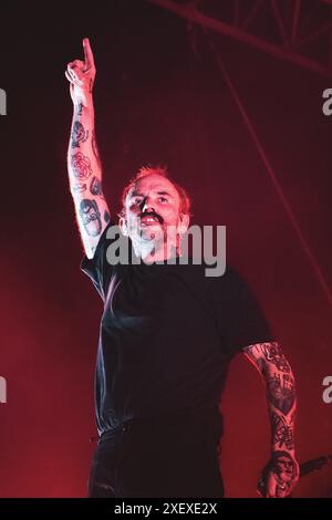 ITALIA, COLLEGNO, 29 GIUGNO: Joe Talbot, cantante della band britannica IDELES, si esibisce dal vivo sul palco del Flowers Festival edizione 2024 Foto Stock