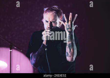 ITALIA, COLLEGNO, 29 GIUGNO: Joe Talbot, cantante della band britannica IDELES, si esibisce dal vivo sul palco del Flowers Festival edizione 2024 Foto Stock