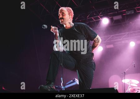 ITALIA, COLLEGNO, 29 GIUGNO: Joe Talbot, cantante della band britannica IDELES, si esibisce dal vivo sul palco del Flowers Festival edizione 2024 Foto Stock