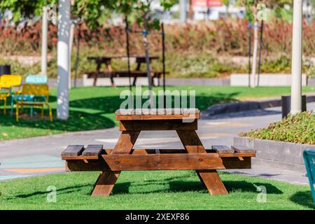 Terminal Park è un'area urbana nel centro di Eilat. Area picnic con tavolo in legno e panchine Foto Stock