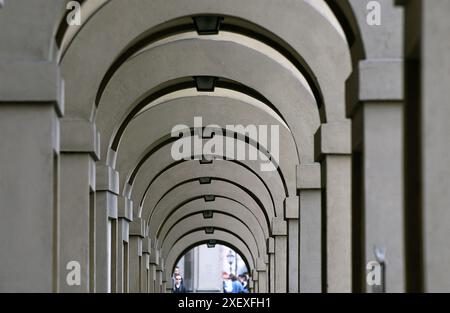 Lungarno Archibusieri, galleria tra il Ponte Vecchio e la Galleria degli Uffizi. Firenze. Toscana, Italia Foto Stock