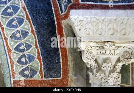 Mosaici bizantini nel Battistero Neoniano. Ravenna. Emilia Romagna, Italia Foto Stock