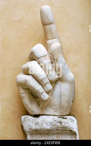 Mano della statua dell'Imperatore Costantino II nel cortile del Palazzo dei Conservatori, Museo Capitolino. Roma. Italia Foto Stock