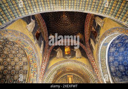 Mosaici bizantini nel Mausoleo di Galla Placidia per la Basilica di San Vitale. Ravenna. Emilia Romagna, Italia Foto Stock