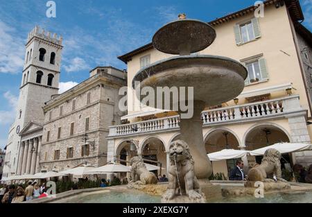 Piazza del Comune con il Palazzo del Capitano del Popolo e il Tempio di Minerva in background. Assisi. Umbria, Italia Foto Stock