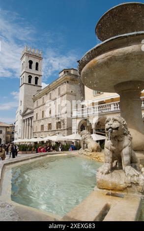 Piazza del Comune con il Palazzo del Capitano del Popolo e il Tempio di Minerva in background. Assisi. Umbria, Italia Foto Stock