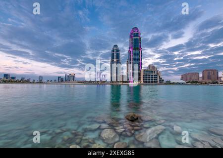 Torre gemella UDC vista Pearl Qatar con ponte di gewan Foto Stock