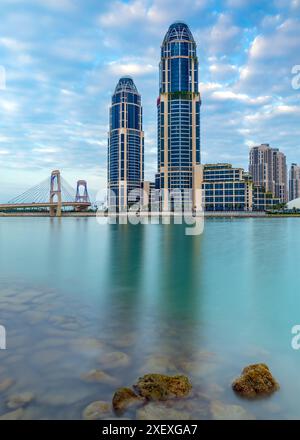 Torre gemella UDC vista Pearl Qatar con ponte di gewan Foto Stock