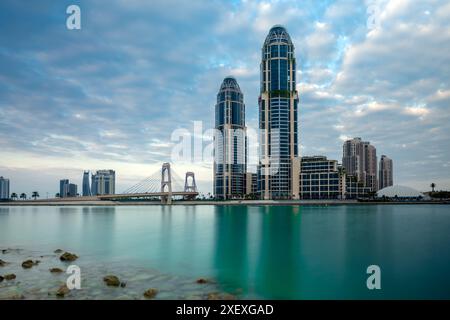 Torre gemella UDC vista Pearl Qatar con ponte di gewan Foto Stock