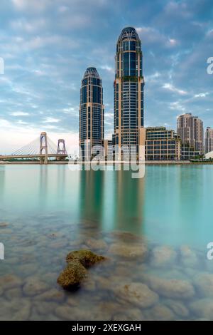 Torre gemella UDC vista Pearl Qatar con ponte di gewan Foto Stock