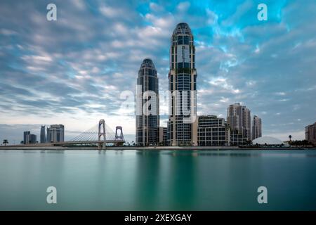 Torre gemella UDC vista Pearl Qatar con ponte di gewan Foto Stock