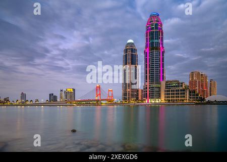 Torre gemella UDC vista Pearl Qatar con ponte di gewan Foto Stock