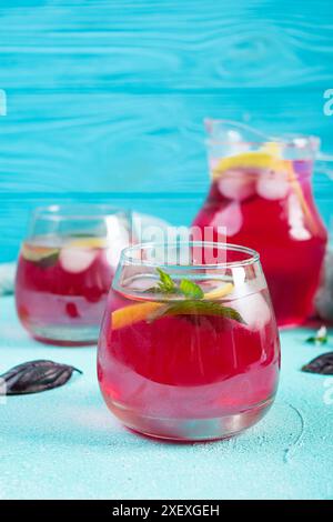 Limonata di basilico. Limonata fatta in casa con basilico viola e menta Foto Stock