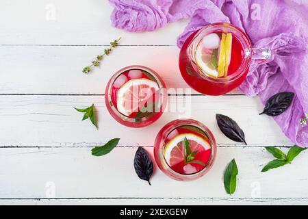 Limonata di basilico. Limonata fatta in casa con basilico viola e menta Foto Stock