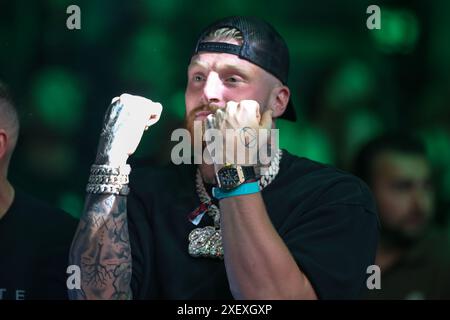 Las Vegas, Stati Uniti. 29 giugno 2024. Il defensive end dei Las Vegas Raiders, Maxx Crosby, guarda prima dell'incontro per il titolo dei pesi mediomassimi UFC durante l'evento UFC 303 alla T-Mobile Arena il 29 giugno 2024 a Las Vegas, Nevada. Crediti: Brasile Photo Press/Alamy Live News Foto Stock