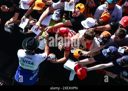 Spielberg, Austria. 30 giugno 2024. Daniel Ricciardo (AUS) camera e colazione con fan. 30.06.2024. Formula 1 World Championship, Rd 11, Austrian Grand Prix, Spielberg, Austria, giorno della gara. Il credito fotografico dovrebbe essere: XPB/Alamy Live News. Foto Stock