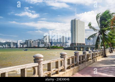 Fantastico litorale di Nha Trang, Vietnam. Splendida vista della baia di Nha Trang del Mar Cinese meridionale e della città costiera. Splendido paesaggio urbano. Foto Stock