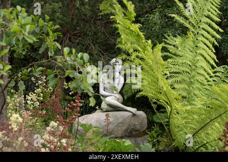 Richmond upon Thames, Londra, Regno Unito. Il più grande spettacolo di fiori al mondo, l'RHS Hampton Court Palace Garden Festival apre il 2-7 luglio 2024. I preparativi finali per gli espositori si svolgono il giorno dell'accumulo. Le attrazioni principali includono: I Giardini dello spettacolo: Il giardino della via di San Giacomo progettato da Nilufer Danis. Il giardino trae ispirazione da San Giacomo, il santo patrono della Spagna, e dal viaggio dei pellegrini a Santiago de Compostela. Mira a catturare l'essenza di questo viaggio spirituale e le foreste mistiche della Galizia. Crediti: Malcolm Park/Alamy Live News Foto Stock