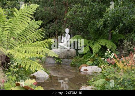 Richmond upon Thames, Londra, Regno Unito. Il più grande spettacolo di fiori al mondo, l'RHS Hampton Court Palace Garden Festival apre il 2-7 luglio 2024. I preparativi finali per gli espositori si svolgono il giorno dell'accumulo. Le attrazioni principali includono: I Giardini dello spettacolo: Il giardino della via di San Giacomo progettato da Nilufer Danis. Il giardino trae ispirazione da San Giacomo, il santo patrono della Spagna, e dal viaggio dei pellegrini a Santiago de Compostela. Mira a catturare l'essenza di questo viaggio spirituale e le foreste mistiche della Galizia. Crediti: Malcolm Park/Alamy Live News Foto Stock